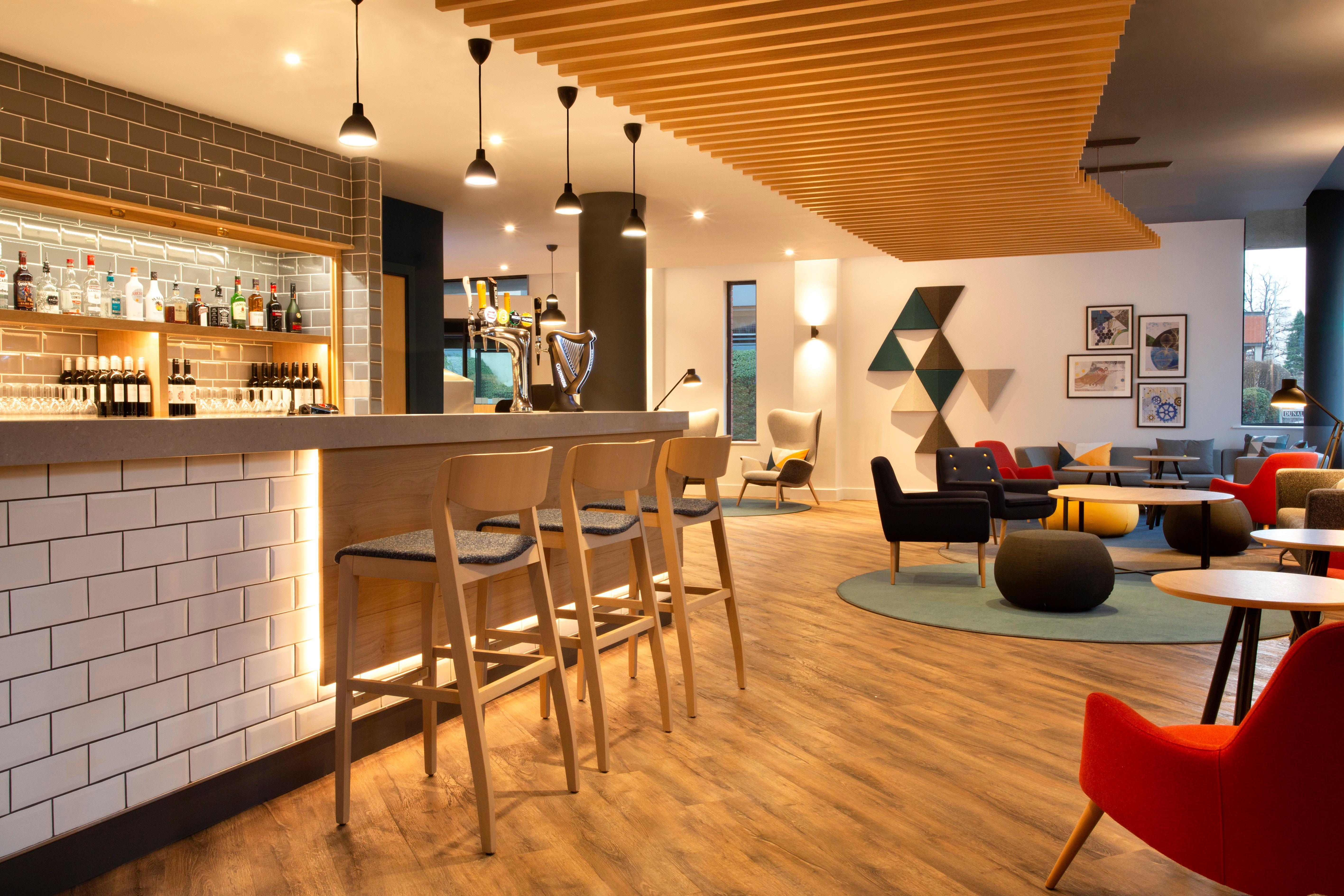 Holiday Inn Express Cheltenham Town Centre By Ihg Exterior foto
