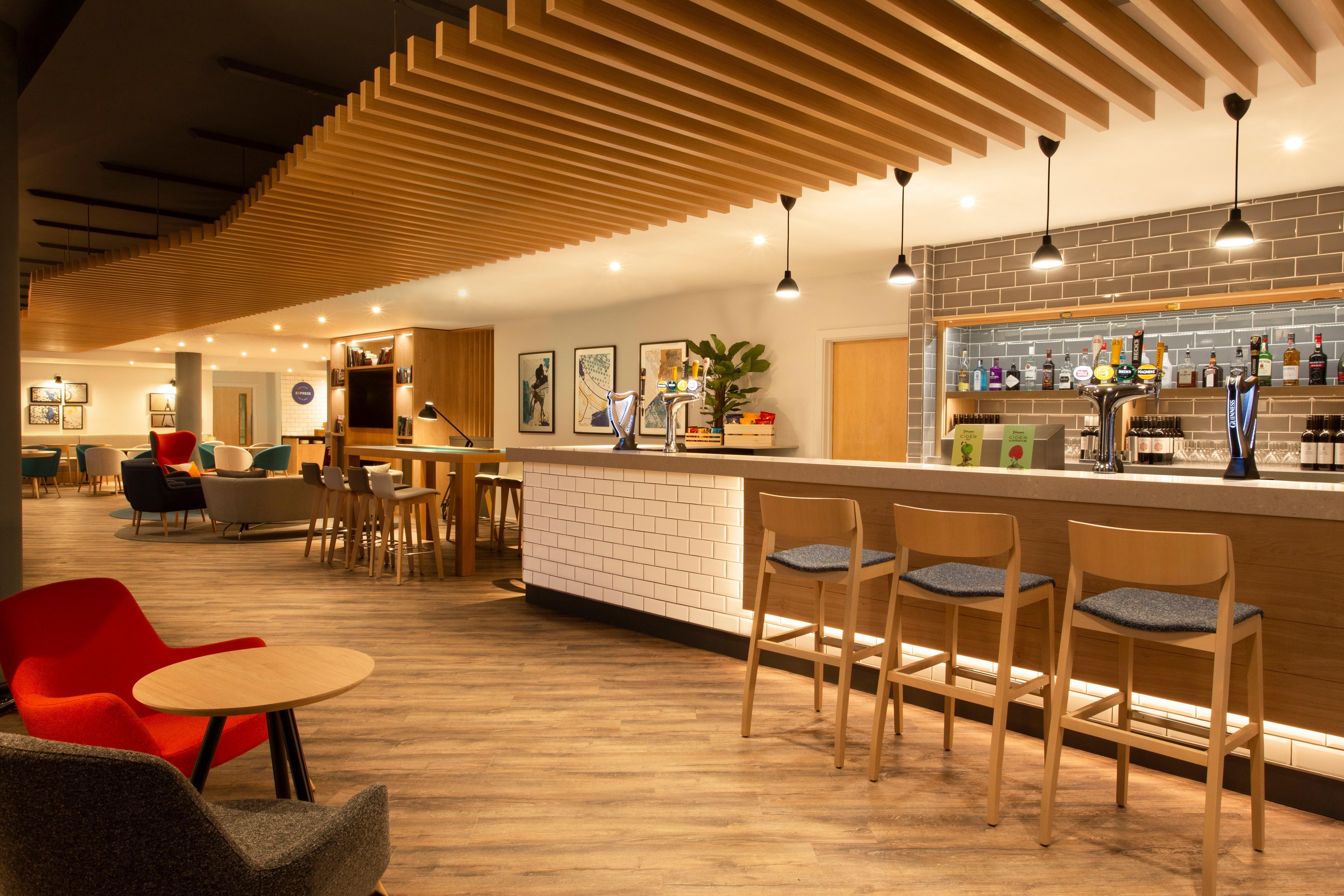 Holiday Inn Express Cheltenham Town Centre By Ihg Exterior foto
