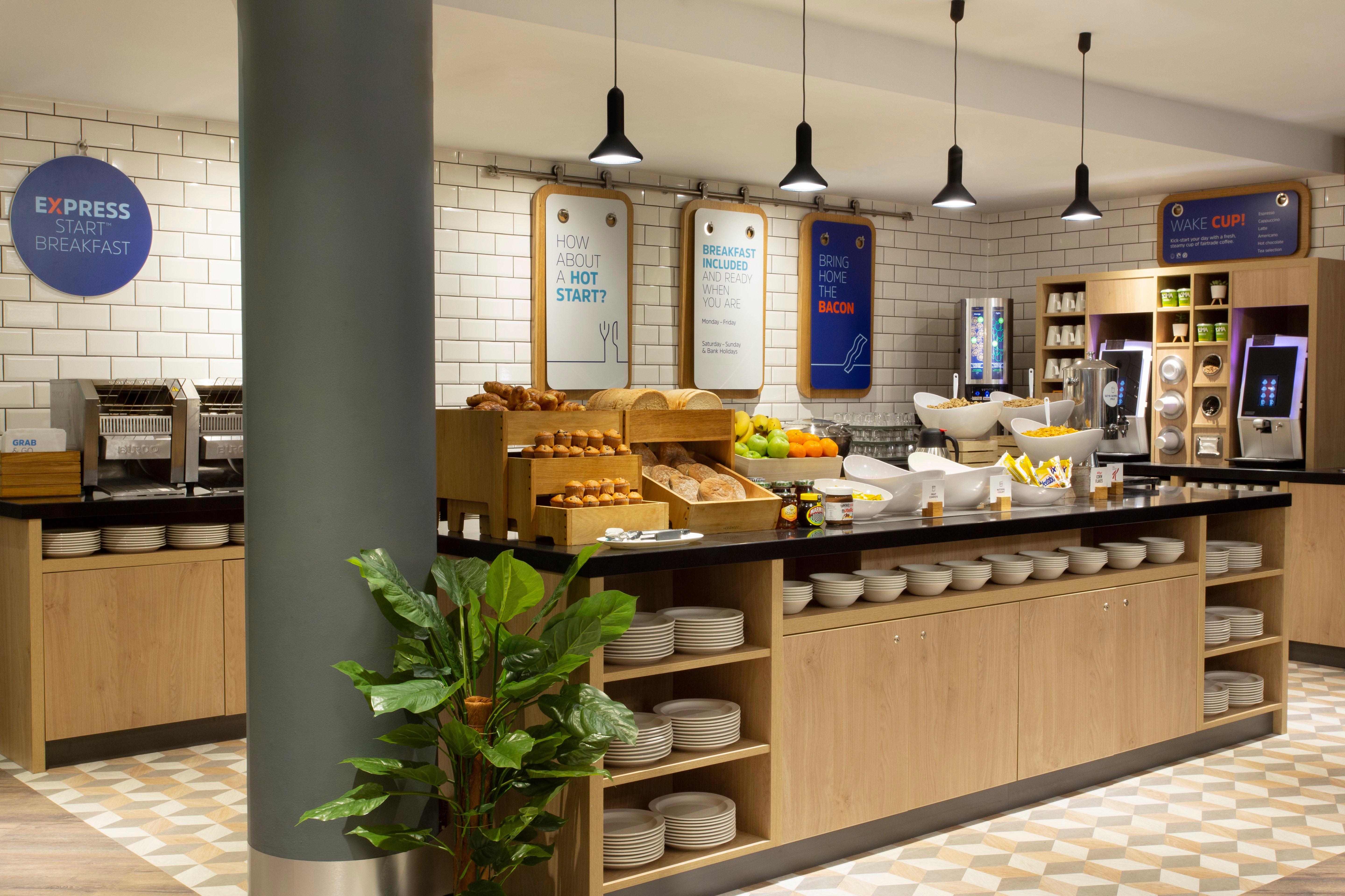 Holiday Inn Express Cheltenham Town Centre By Ihg Exterior foto