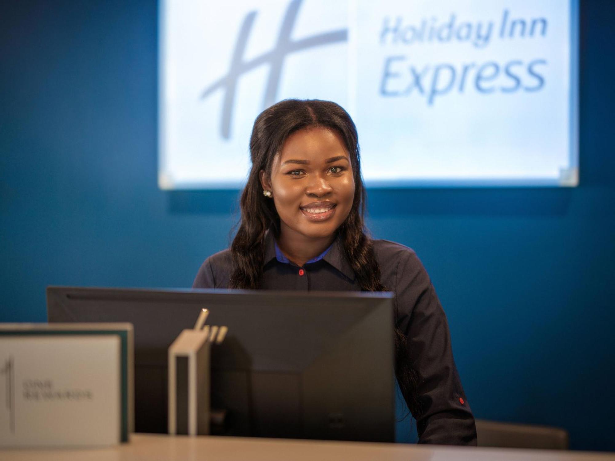Holiday Inn Express Cheltenham Town Centre By Ihg Exterior foto